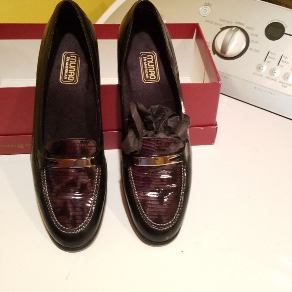 Women's Munro Shoes. Flats, with Silver buckle. Bl